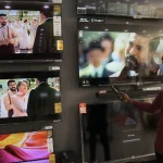 Một phòng trưng bày TV ở Chennai. Ảnh: AFP